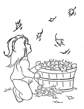 Девочка собирает листву